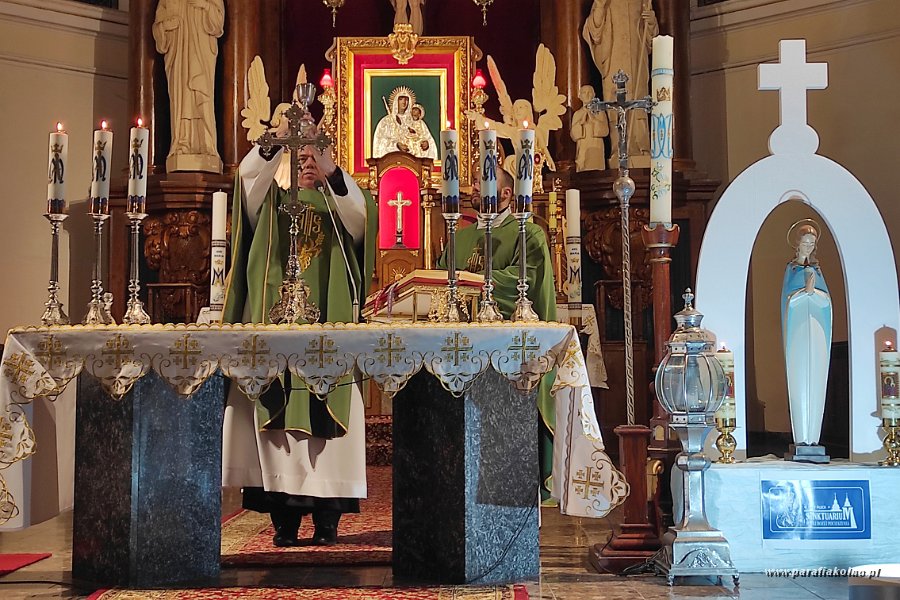 11 Eucharystia w Sanktuarium Matki Boskiej Pocieszenia.jpg